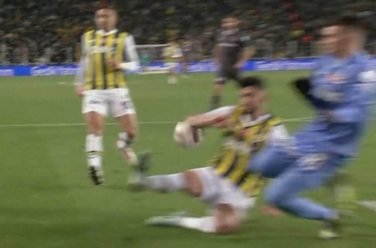 Bak kızım burası Fenerbahçe topu elle kessen bile penaltı vermiyorlar 
Allah belanızı versin <a href="/TFF_Org/">TFF</a>