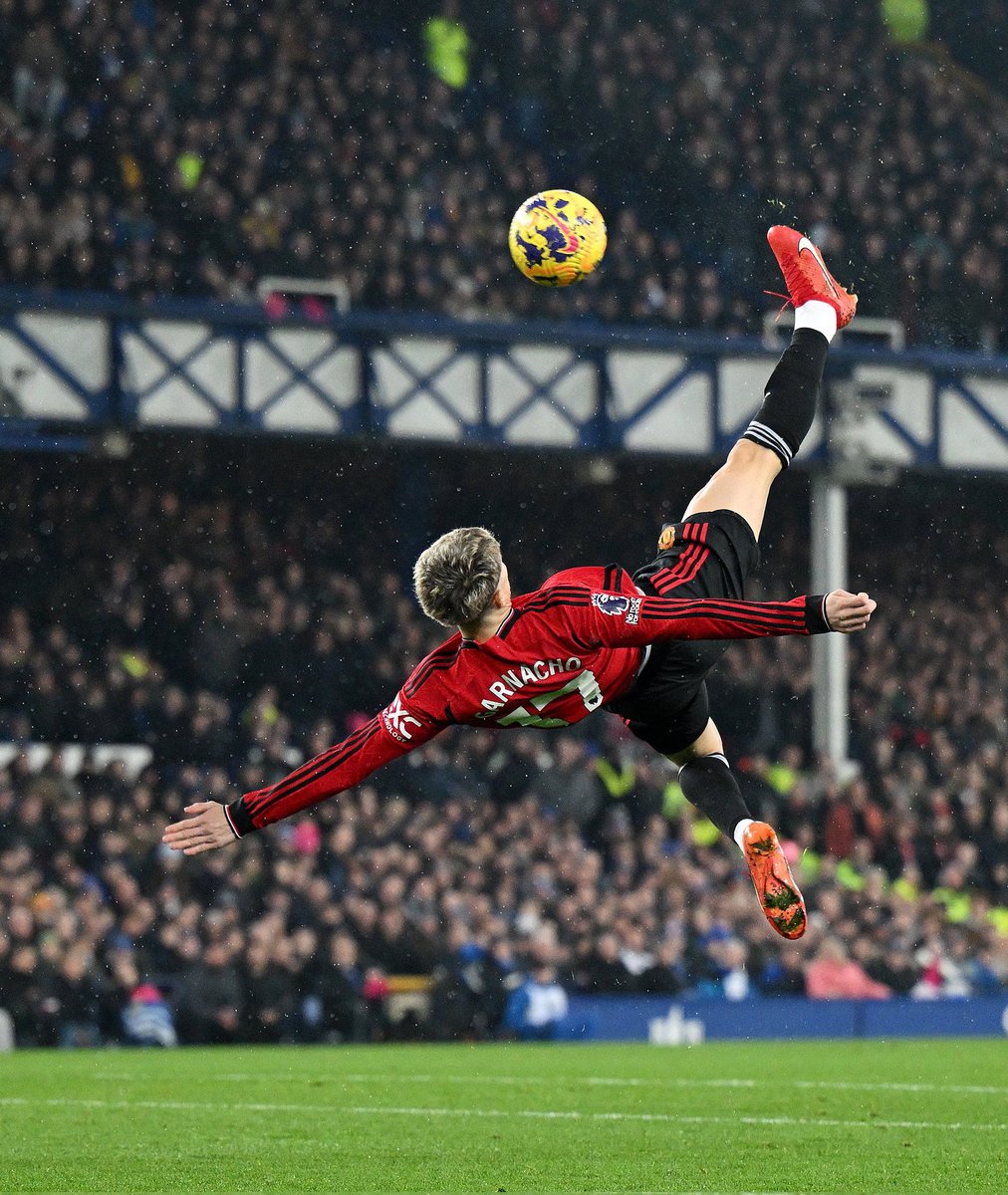 Siukhuu's tweet image. What&apos;s that Garnacho!!?
Recreation of Wayne Rooney&apos;s bicycle kick Goal
What a Technic 🔥🔥