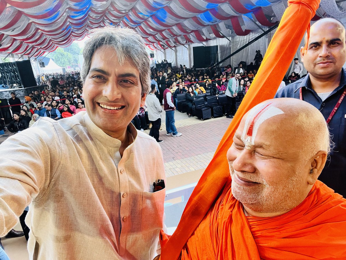 sudhirchaudhary's tweet photo. #SahityaAajTak23 के दौरान @JagadguruJi से उनका आशीर्वाद और स्नेह प्राप्त हुआ। https://t.co/L1Si2ZvXwa
