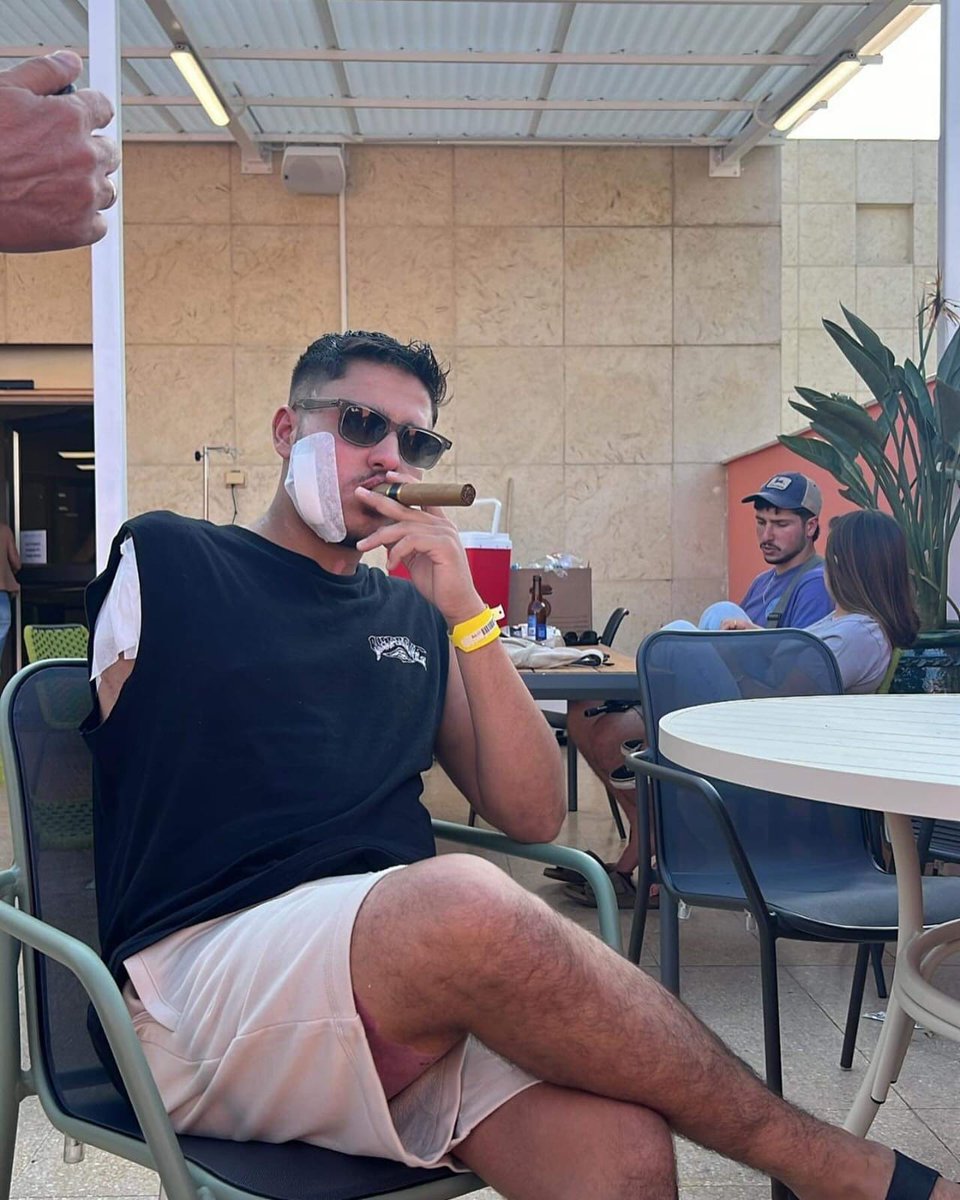 רון חריר השתחרר בשבוע שעבר מצהל.
ב7 באוקטובר הוא קפץ מהבית בנהריה דרומה לכיוון החבר'ה שלו מגולני 13 שנלחמו בנחל עוז. בקיבוץ סעד הוא עלה על רכב פנתר עם עוד כמה חברים מהפלוגה שהתקבצו יחד (הוא הוריד מישהו אחר מהרכב בטענה שהוא חובש וצריך אותו לטיפול בפצועים!...)
בדרך הם חטפו טיל