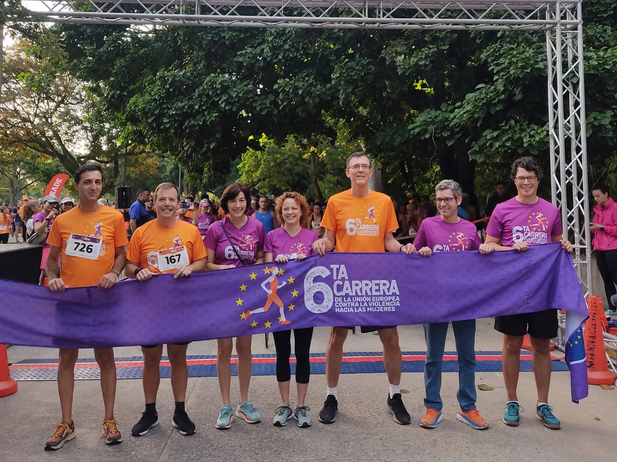 UEenVenezuela's tweet photo. Este domingo #26Nov se ha celebrado la 6ª Carrera de la #UniónEuropea contra la Violencia hacia las Mujeres ♀️, en la que se han dado cita 800 participantes, con representantes del cuerpo diplomático, la #sociedadcivil y público unido por esta causa. 🏃🏾🏃🏼‍♀️

#CarreraUEVZLA  🇪🇺🇻🇪 https://t.co/ass3HmTELn