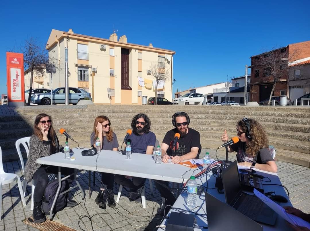 El domingo pasado, en Herrera del Duque, lxs compañerxs de <a href="/aecos_comsoc/">Aecos</a> nos acompañaron en la presentación de #SiberiaCultura, un proyecto de participación ciudadana + residencias artísticas desarrollado por <a href="/AgcexOrg/">AGCEX</a> con <a href="/beatrizcastela/">Beatriz Castela</a>
<a href="/jorge_gil___/">Jorge Gil</a>
#LolaMansilla