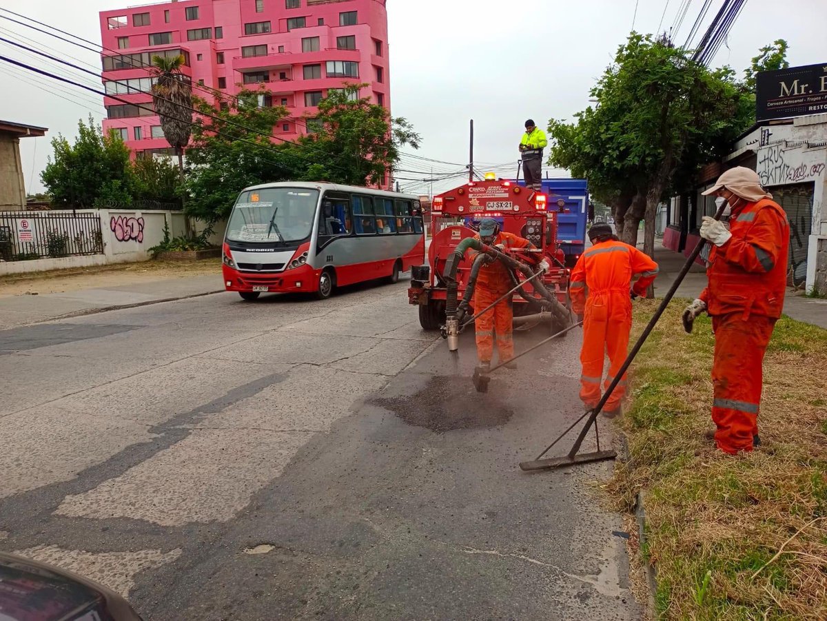 ValeMelipillan's tweet photo. #Bacheos 🚧🛠️ Seguimos trabajando duro para mejorar nuestras calles. En esta ocasión, el equipo de #Operaciones ha realizado trabajos de bacheo en las avenidas Blanco, Los Carreras y Av Industrialr📌. Un total de 67 metros cuadrados de mejoras para una comuna más segura y cómoda. https://t.co/QFcT0a01zM