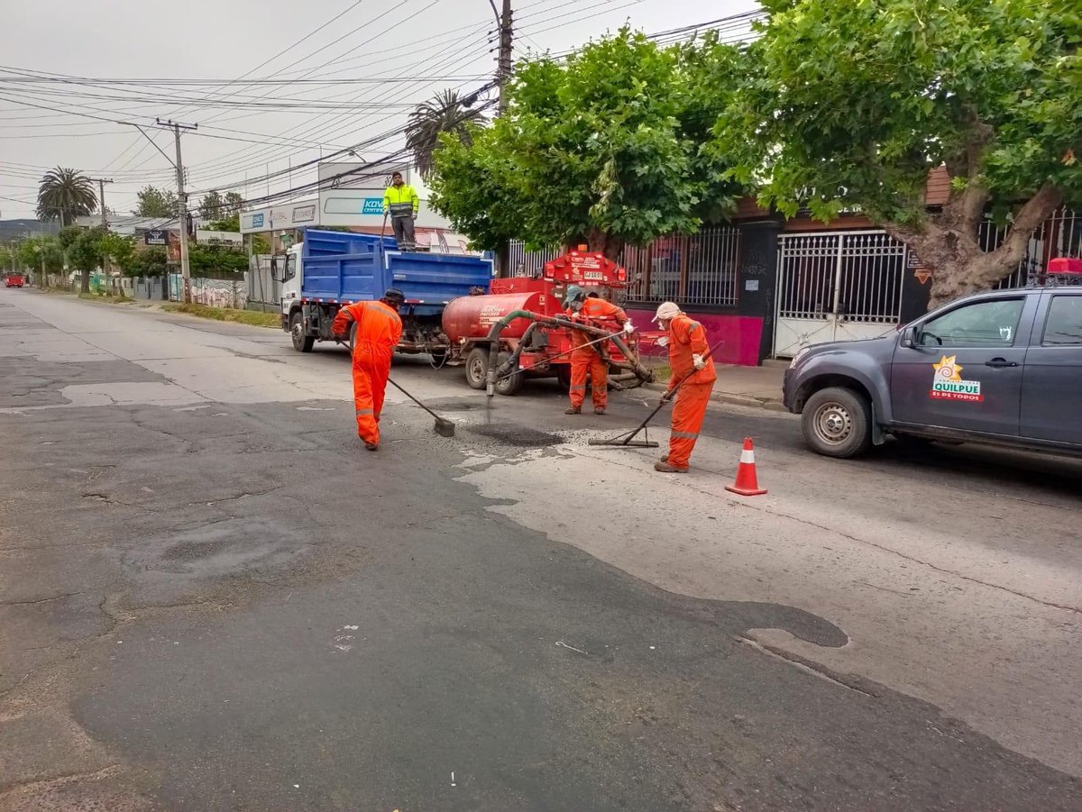 ValeMelipillan's tweet photo. #Bacheos 🚧🛠️ Seguimos trabajando duro para mejorar nuestras calles. En esta ocasión, el equipo de #Operaciones ha realizado trabajos de bacheo en las avenidas Blanco, Los Carreras y Av Industrialr📌. Un total de 67 metros cuadrados de mejoras para una comuna más segura y cómoda. https://t.co/QFcT0a01zM