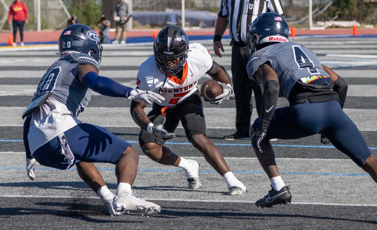 vcspreps's tweet image. Lamont James had 255 yards from scrimmage and two TDs as Ventura College came from behind to give Fullerton its first loss in a SoCal semifinal game. With Photo Gallery @VCAthletics @vcscolleges 
vcstar.com/story/sports/2…