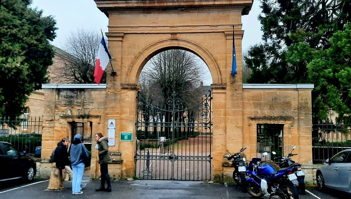 icichampagne's tweet photo. Charleville-Mézières : le lycée Chanzy en appelle aux parents pour trouver des profs remplaçants
➡️ https://t.co/3aOAjRH2UM https://t.co/hMLbstjQDp