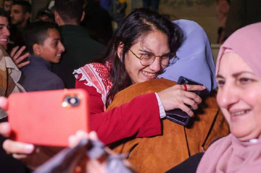 RManifiesto's tweet photo. 🇵🇸Los palestinos celebran la liberación de los presos tras el acuerdo de tregua. 

Un total de 24 mujeres y 15 niños palestinos fueron liberados por el régimen israelí en el primer día de la tregua acordada con el movimiento HAMAS. 

Por su parte, HAMAS liberó a trece israelíes. https://t.co/Jc5w9Kpfv0