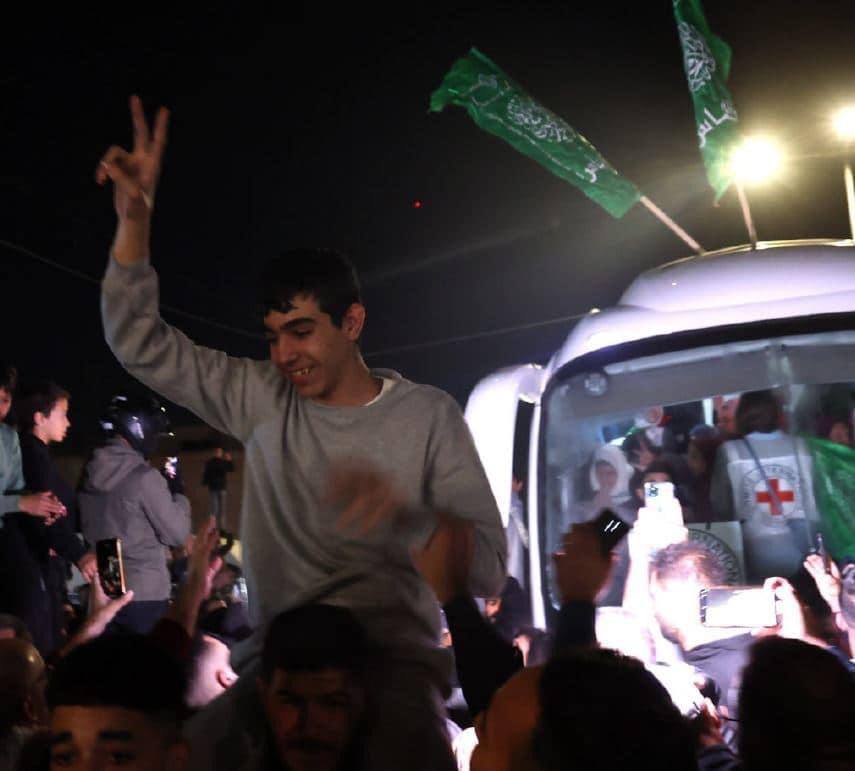RManifiesto's tweet photo. 🇵🇸Los palestinos celebran la liberación de los presos tras el acuerdo de tregua. 

Un total de 24 mujeres y 15 niños palestinos fueron liberados por el régimen israelí en el primer día de la tregua acordada con el movimiento HAMAS. 

Por su parte, HAMAS liberó a trece israelíes. https://t.co/Jc5w9Kpfv0