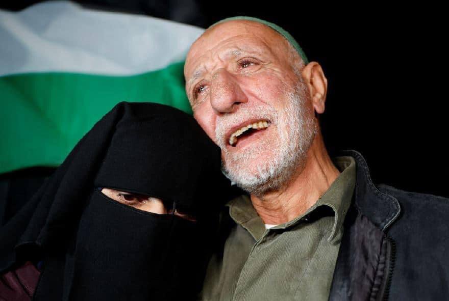 RManifiesto's tweet photo. 🇵🇸Los palestinos celebran la liberación de los presos tras el acuerdo de tregua. 

Un total de 24 mujeres y 15 niños palestinos fueron liberados por el régimen israelí en el primer día de la tregua acordada con el movimiento HAMAS. 

Por su parte, HAMAS liberó a trece israelíes. https://t.co/Jc5w9Kpfv0