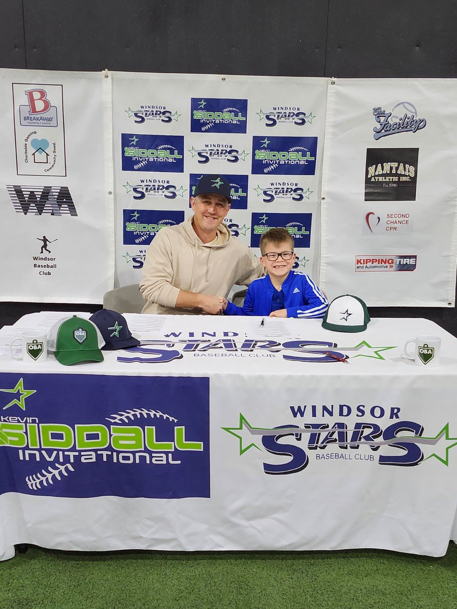 8u Coach Cody signing one of his guys at signing day <a href="/BaseballOntario/">Baseball Ontario</a> #baseballsgotitall