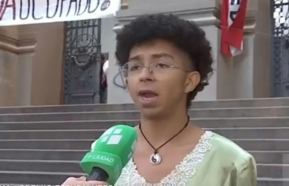 Dado que la convocatoria de hoy es no ver el programa de Santo y Seña sobre Marset, en TV Ciudad los y las invitamos a ver un programa de calidad con una exclusiva entrevista de 5 horas al compañero Gerónime, el pibe camisón del IAVA
No se lo pierdan, va a ser récord de audiencia