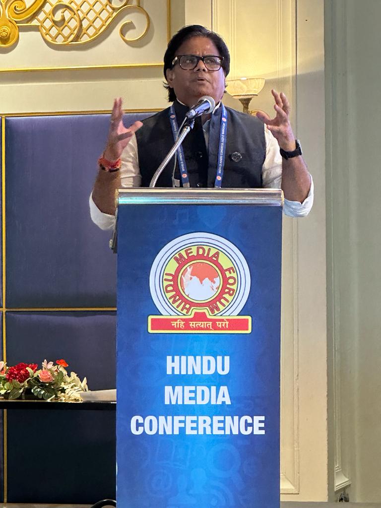 AshokShrivasta6's tweet photo. बैंकाक में आयोजित 
#WorldHinduCongress2023 में मीडिया की भूमिका और मीडिया एजुकेशन के क्षेत्र में चुनौतियों पर अपनी बात रखने का अवसर मिला। 
मैंने यह कहा कि यदि हम भारत से प्रेम करने वाले राष्ट्र भक्त पत्रकार तैयार करना चाहते हैं तो हमें मीडिया एजुकेशन के क्षेत्र में काम करने वाली यूनिवर्सिटीज पर ध्यान देना होगा। क्योंकि मीडिया अगर "गंगा" है तो ये यूनिवर्सिटीज गंगोत्री हैं। 
#WHC2023