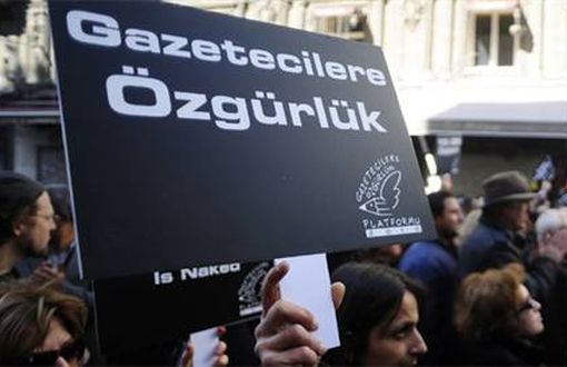 ⚫️ Kapatılan Zaman gazetesinin eski Genel Yayın Yönetmen Yardımcısı Mehmet Kamış’ın tutuklanmasıyla Türkiye’de cezaevinde bulunan gazeteci sayısı 42'ye yükseldi. Ayrıntılı liste ⬇️ expressioninterrupted.com/tr/liste.php #GazetecilikSuçDeğildir