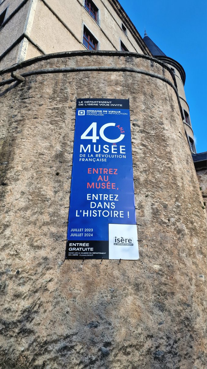40 ans du Musée de la Révolution française à Vizille: le président du Département de l'#Isère <a href="/JPBARBIERISERE/">Jean-Pierre BARBIER</a> a planté le 25.11 l'arbre de la Liberté pour inscrire le musée dans le temps long. Les Pupilles de l'Air de Montbonnot ont chanté la Marseillaise #Unarbreunhabitant
