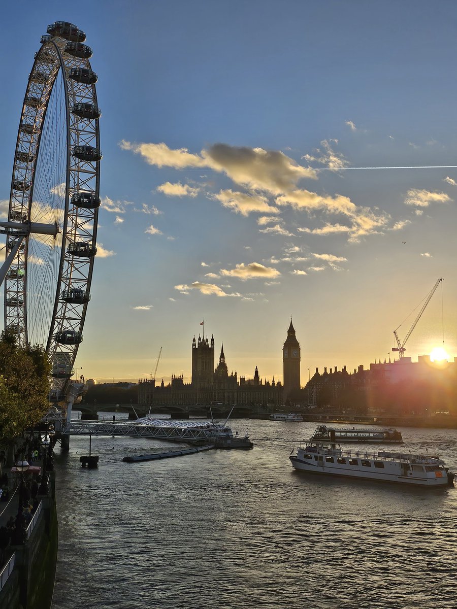 School inset day Friday so it was a trip to London. Proper tourist opportunity, visited the sites and watch Wicked. Perfect family time.
