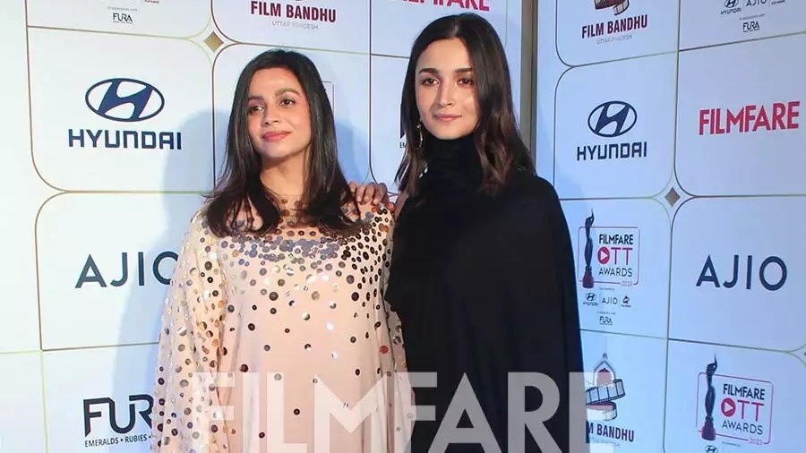 #AliaBhatt with her sister #ShaheenBhatt at #FilmfareOTTAwards2023