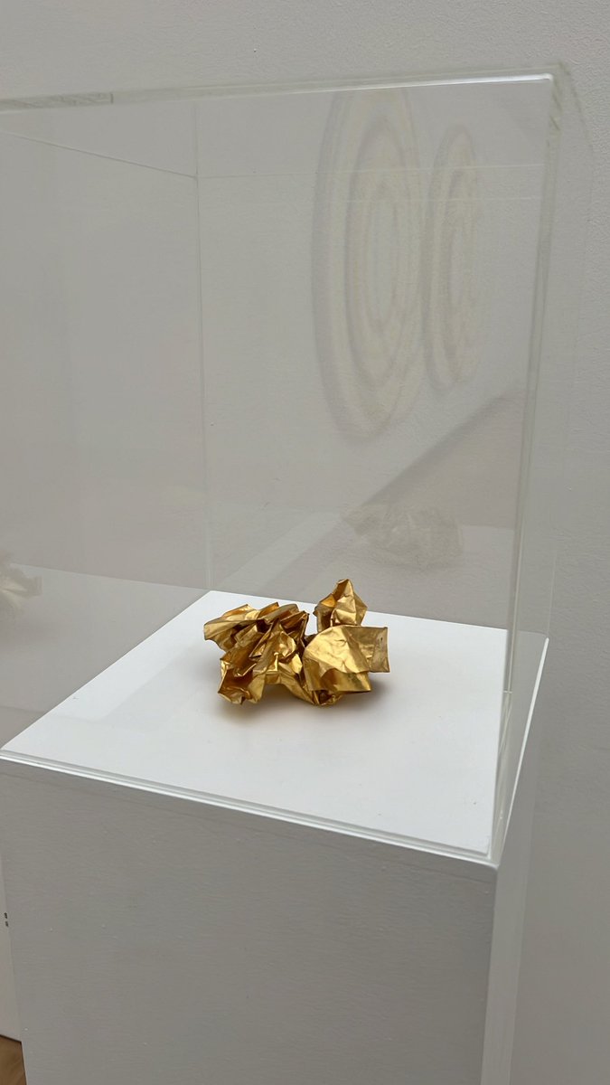 Müzede gördüğüm eserin hikayesine bayıldım;

Altından buruşturulmuş bir kağıt..

İşe yaramamış bir planı, tamamlanmamış bir projeyi, başarısız olmuş bir işi temsil ediyor.

Fakat neden bu kağıt altından yapılmış?

Çünkü başarılı olan her planın, her projenin ve her işin arkasında