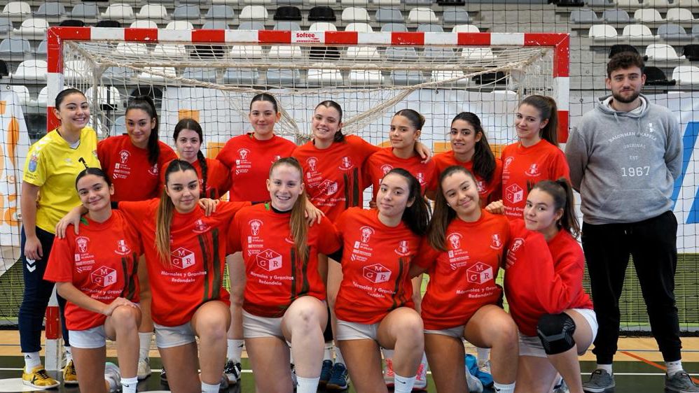 CB_ChapelaWeb's tweet photo. As nosas xuvenís femininas empatan o encontro fronte o Lalín (28-28). Xogaron moi ben, mereceron gañar, pero vólvese a escapar a vitoria no ultimo minuto... Ánimo rapazas, non afrouxedes..
#imoschapela #vermelloeverde #gominions #sonolasetta https://t.co/mYBGecwyHu