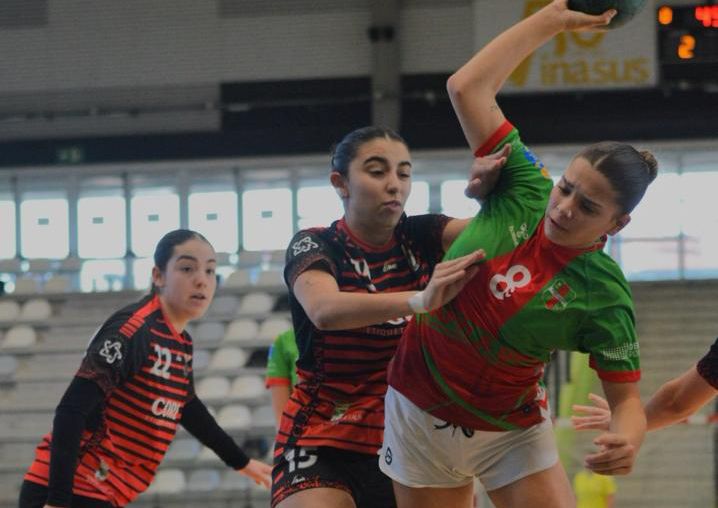 CB_ChapelaWeb's tweet photo. As nosas xuvenís femininas empatan o encontro fronte o Lalín (28-28). Xogaron moi ben, mereceron gañar, pero vólvese a escapar a vitoria no ultimo minuto... Ánimo rapazas, non afrouxedes..
#imoschapela #vermelloeverde #gominions #sonolasetta https://t.co/mYBGecwyHu
