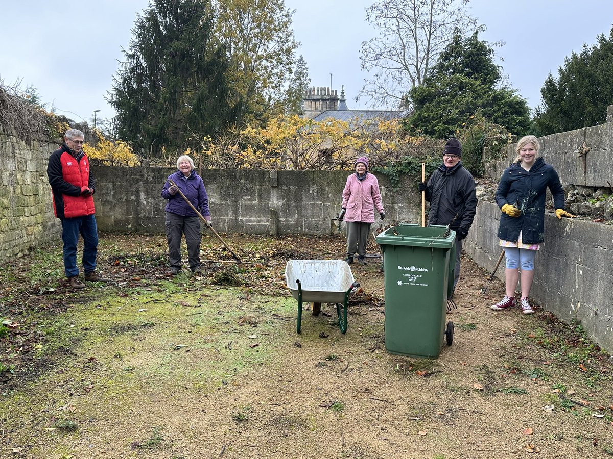 Thank you to our wonderful volunteer gardeners who cleared the historic Ride today
#fosydneygardens #bathmums #bathwick #holburnemuseum #bathnesparks #bathparks  #bathnewseum