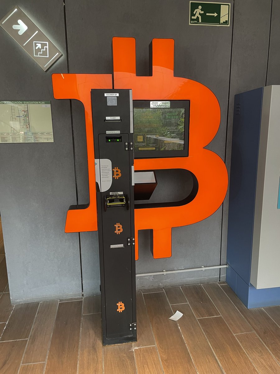 0konomen's tweet photo. På Gran Canaria har man denne ved siden av minibanken. https://t.co/06WmBaeqcx