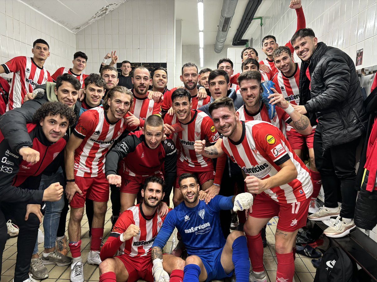 UD_Viladecans's tweet photo. Primer equipo|🔴⚪️ #lligaelit 

¡Síiiiiiiiii! Victoria importantísima de los de Triguero ante el @FClubSantboia (2-0). Edgar y Garrido anotaron los goles rojiblancos.

#totssomudv https://t.co/kp6Z1b2xcE