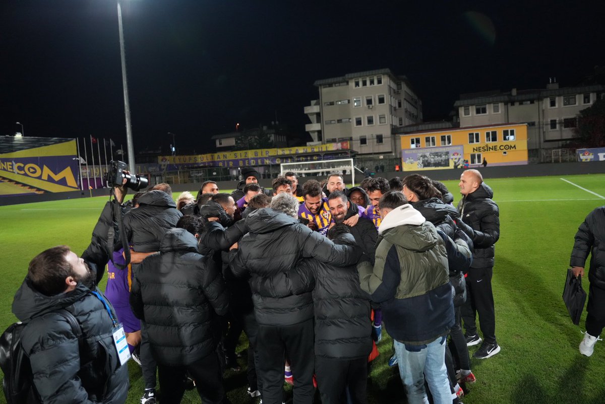 eyupsporkulubu's tweet photo. Aile 💜💛 https://t.co/YLdBj10MVq