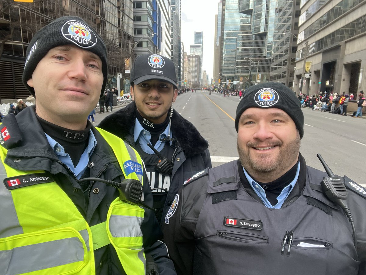 Team @TPSAux53Div is out today helping with the Santa Claus Parade! #TOSantaClausParade @TOSantaParade #SantaClaus