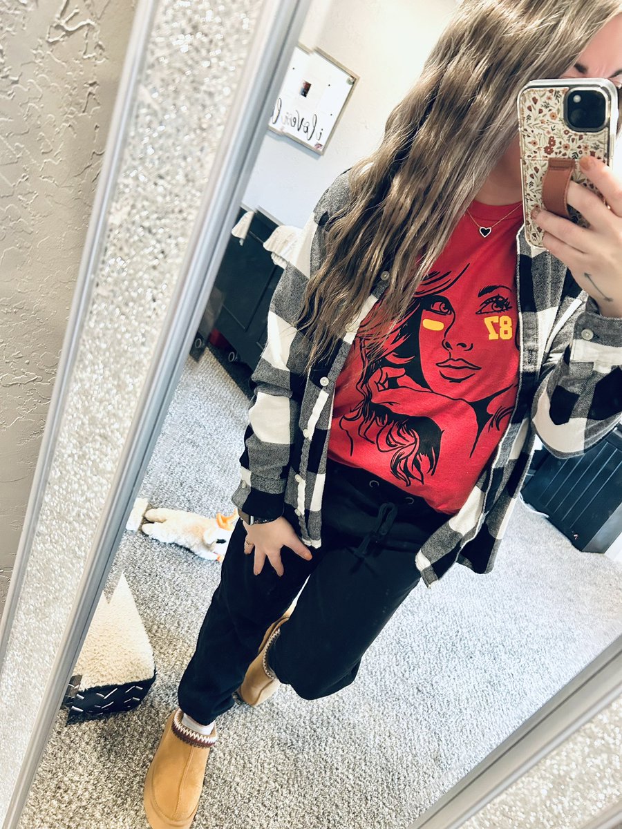 tessahime13's tweet photo. Loving my new shirt! #TaylorSwift #kc #ChiefsKingdom #chiefs #TravisKelce https://t.co/eRXRSjtXOH