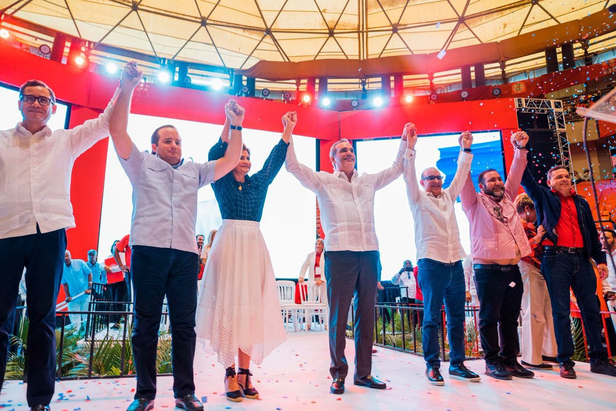 JosePaliza's tweet photo. El @PartidoPRSC elige como su candidato presidencial al compañero, @LuisAbinader. La más numerosa alianza de partidos políticos de la historia llevará a la población las propuestas de Estado de un ciudadano que dedica 18 horas diarias en favor de nuestro país. ¡Unidos..! 🇩🇴 #ElCambioSigue