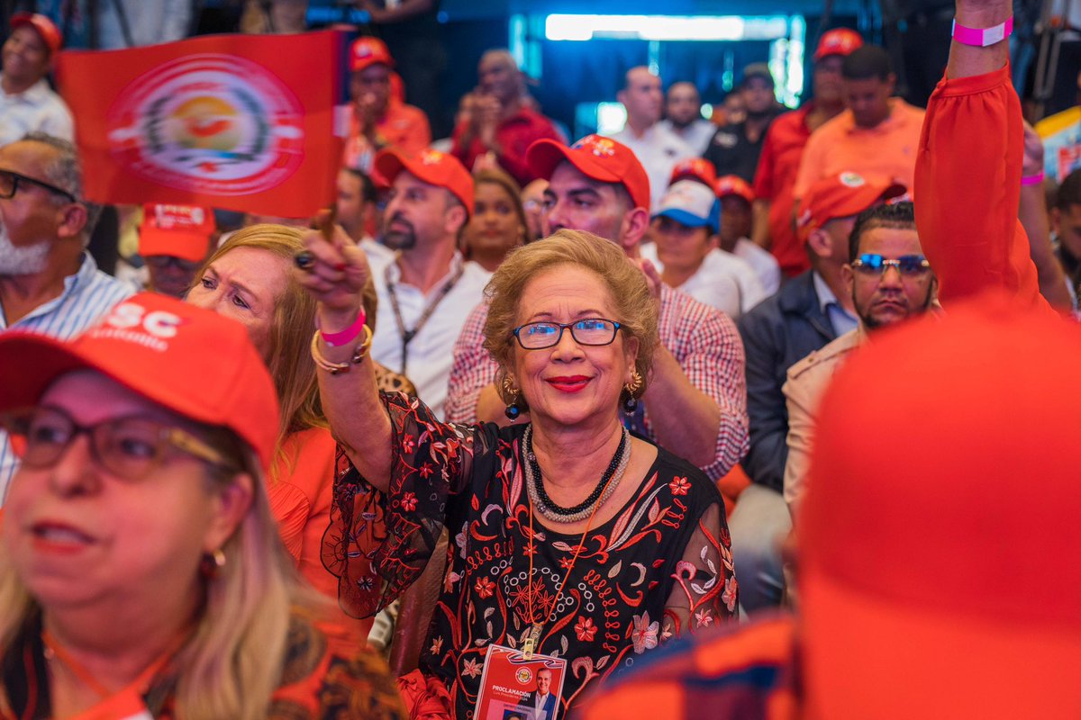 JosePaliza's tweet photo. El @PartidoPRSC elige como su candidato presidencial al compañero, @LuisAbinader. La más numerosa alianza de partidos políticos de la historia llevará a la población las propuestas de Estado de un ciudadano que dedica 18 horas diarias en favor de nuestro país. ¡Unidos..! 🇩🇴 #ElCambioSigue