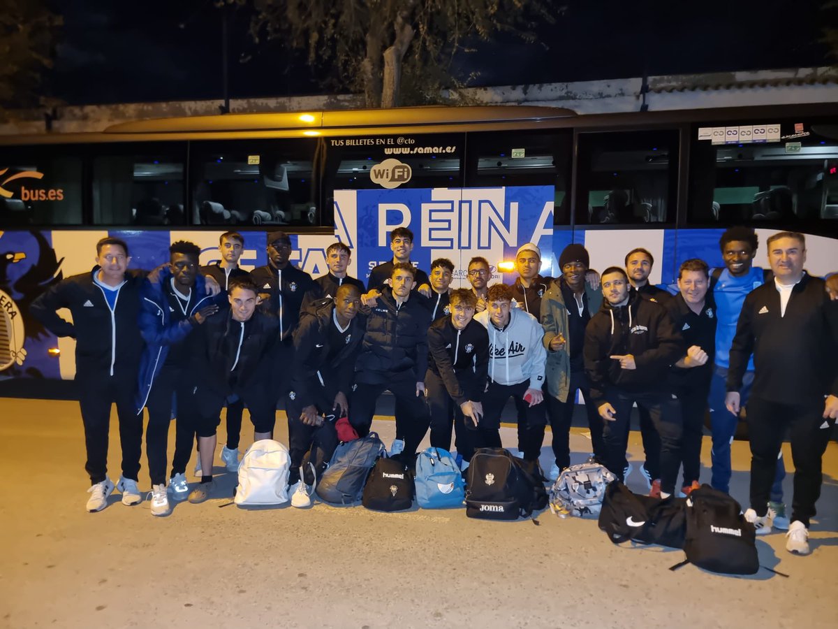 taladefender's tweet photo. Victoria de nuestro filial por 0-2 en Madridejos, eso si, se ve que los chavales no se merecen ni unos bocadillos ni unos abrigos con el frío que ha hecho, así pasa, cada uno con su ropa y HASTA UNA MOCHILA DEL TOLEDO! Esta es la famosa profesionalización del club https://t.co/EIOUGpHSyx