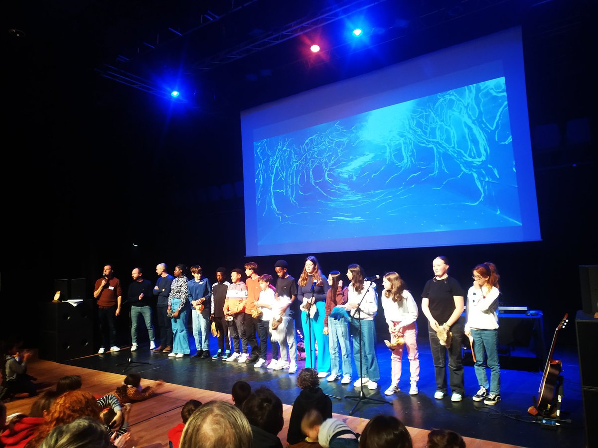 CarolineHerjean's tweet photo. Les élèves de Mendes France ont écrit des histoires qui font peur avec le comédien Antoine Aznard. Et en ont fait la lecture ce dimanche au salon livres jeunesse "Baie des livres" . Bravo à eux pour ce moment " terrifiant". https://t.co/XrI7mOtU1Q