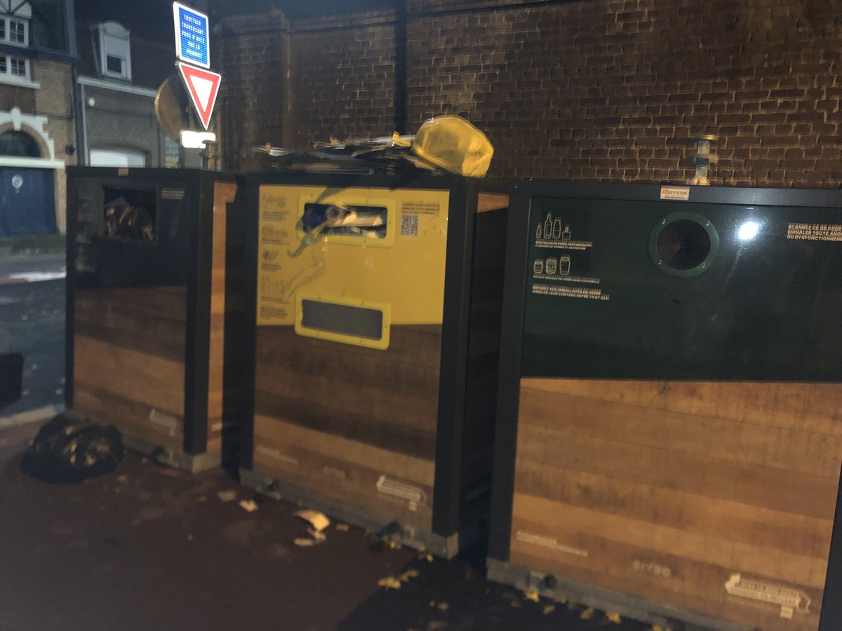 lamascattoen's tweet photo. @regiscauche BLINDEES! impossible d’en mettre plus .. 150€ pour celui qui place au dessus ? Ou alors il est préférable de compléter les déchets déjà à terre ? Je n’ose même pas imaginer la tête des habitants qui , en ouvrant leurs portes, admirent cette honte #MEL (rue d’oran-18h) https://t.co/SLWsj9Tgxb