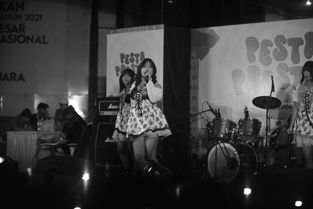 xWargaBiasa's tweet photo. thanks for performance @nekodachii_
in frame :
- @yolandamustika_
- @pillowwpiiw
- @mitaazhrr
#stagephotography #chikaidol #pestaprestasi #localidol https://t.co/229hyV8cvm