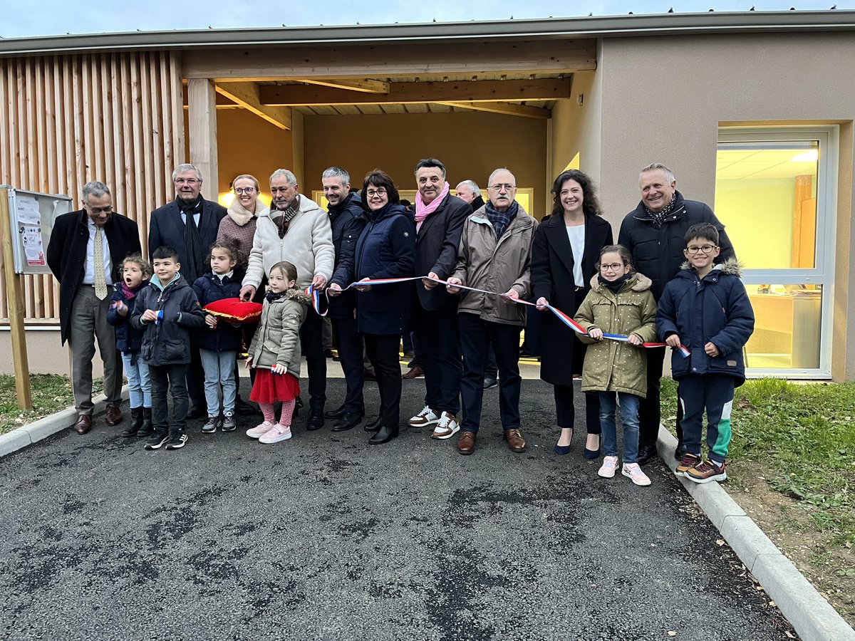 LoicKervran18's tweet photo. 8 photos en 2 posts (1/2) pour raconter ces 2 derniers jours : pas simple de choisir!

#SaintAmand - concours charolais
#Sancergues - inauguration d’école
#Trouy - soirée chefs d’entreprise

Avec en bonus une photo prise quelque part sur les routes de la circonscription! 

#Berry https://t.co/IRUSamYHSj