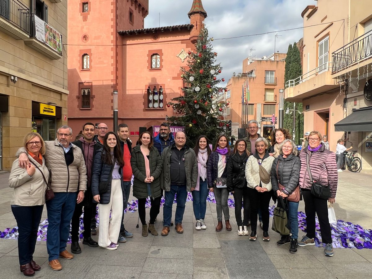 PSCViladecans's tweet photo. 💜 foto de grupo en acto institucional contra la violència machista 

#Noéspaispermasclistes 
#25N https://t.co/jLwkbhu9r7