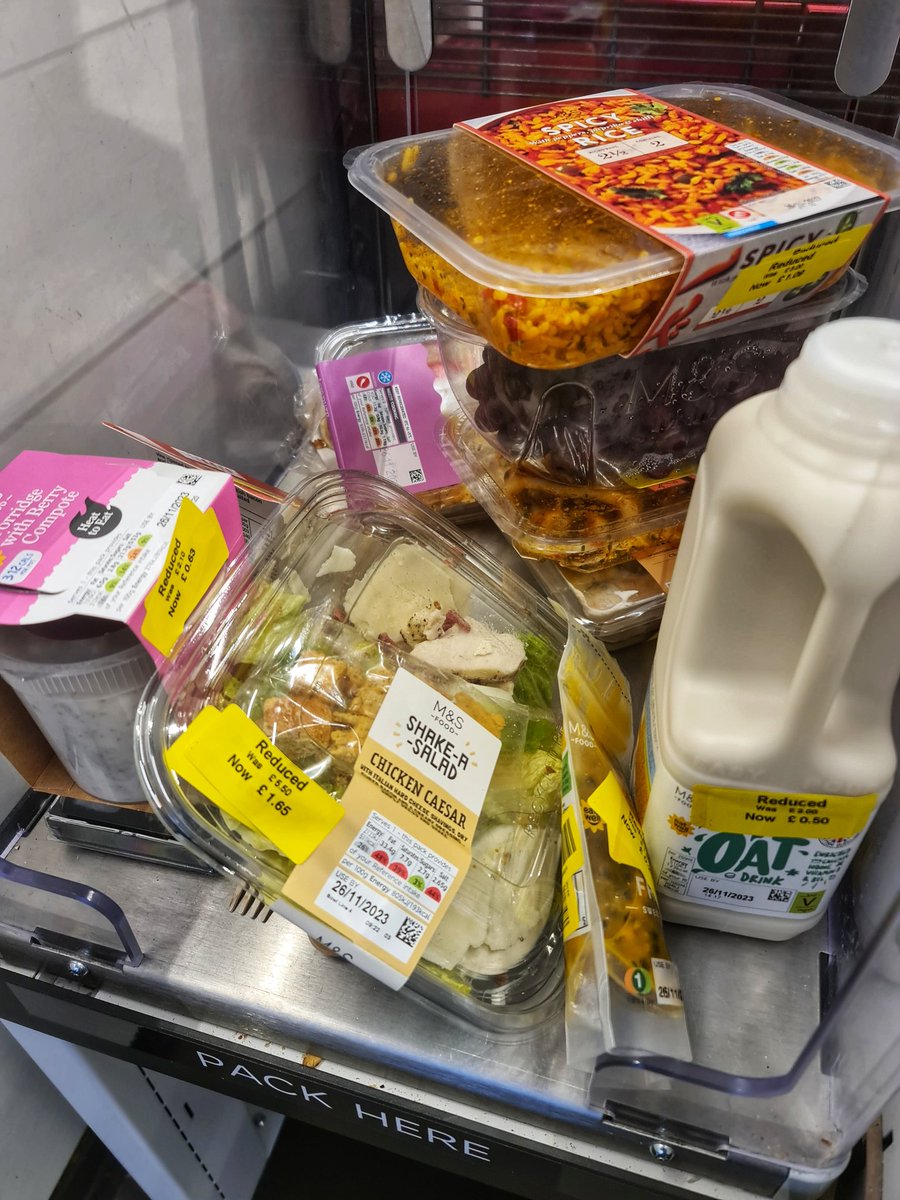 TheWiganRunner's tweet photo. 🛒 🟡 GUESS HOW MUCH THESE COST  🟡 🛒

M &amp; S 🏷 Bargains are a lot more expensive! But higher quality so its all good 🙂👍🏻

Guess right = 
A £30 Bar Tab @ Andertons Sports Bar 🏤

1 Winner 🙋🏻‍♀️🙋🏻‍♂️
Game is also on Insta &amp; FB

#GoodLuck #Bargains #YellowSticker #Sale #MnS #Retweet https://t.co/H5emdhVIEQ