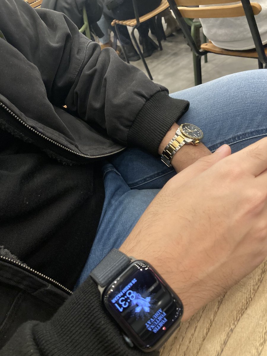 Arkadaşın zamanla ilgili anksiyetesi var sürekli ya yanlış gösterirse diye iki saat takıyor