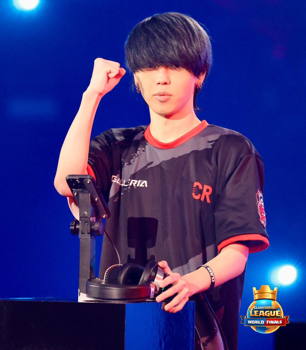 Sadromc1's tweet photo. Mugi después de ganar 250.000 dólares // Yo después de ganarle a un chino en ladder (soy combatientes 1) https://t.co/R8sfONDlF8