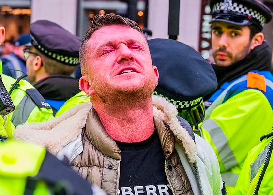 If Tommy Robinson had been an Islamist climbing all over the Cenotaph calling for jihad and Muslim armies, then he would not be arrested. THAT'S A FACT.
#TwoTierPolicing Met Police