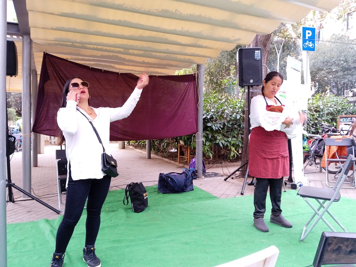 GabyPoblet's tweet photo. Hoy estuvimos en el @MercatDePages disfrutando de la obra Historias colectivas, cuidadoras en escena, con @EntreUnidas #PDCSagradaFamilia @InteRed_CAT @SenseMurs @mesquecures en el marco de la campaña #ConSumoCuidado
Denuncia y visibilización a partir del Teatro Social. https://t.co/yPCMhzZ2B1