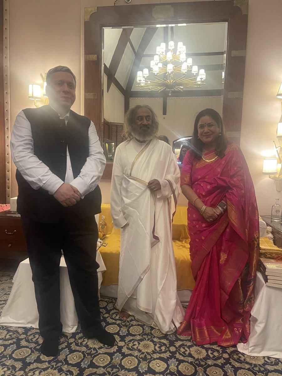 RajitaBagga's tweet photo. Grateful for all the blessings. Back in @TajMahalMumbai on 26/11 after 15 years with Gurudev @SriSri ! #Mumbai #Mumbai2611 https://t.co/Ch3cSg31zT