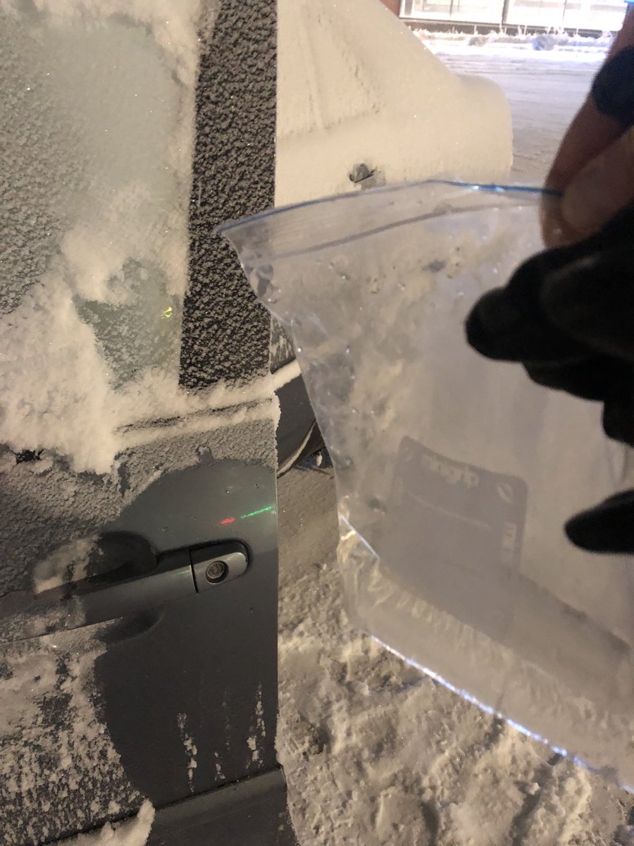 wilhox's tweet photo. Björn Däehlie juomavyö ja termospullo lämpimine vesineen sulattavat jäätyneen Corollan lukon https://t.co/YQEzEgovdM
