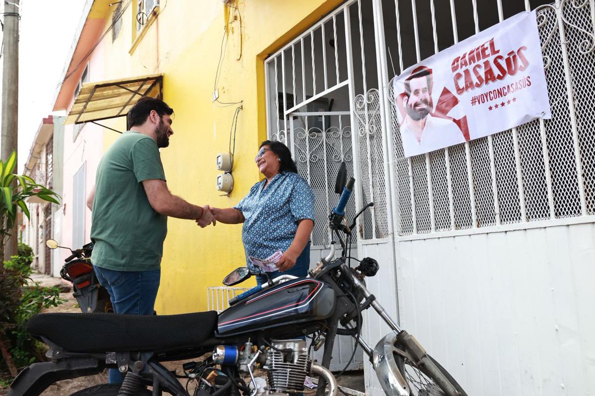 daniel_casasus's tweet photo. ¡Excelente domingo! 

Desde temprano estamos visitando amigas y amigos simpatizantes de Morena de Fovissste I y II. 

Seguimos avanzando. Hay ánimo y compromiso. #CentroEsGrande 🧔🏻 ⚡️ https://t.co/iqbm5n0xXt