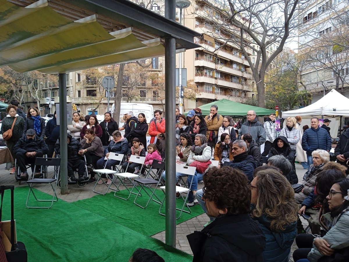 GabyPoblet's tweet photo. Hoy estuvimos en el @MercatDePages disfrutando de la obra Historias colectivas, cuidadoras en escena, con @EntreUnidas #PDCSagradaFamilia @InteRed_CAT @SenseMurs @mesquecures en el marco de la campaña #ConSumoCuidado
Denuncia y visibilización a partir del Teatro Social. https://t.co/yPCMhzZ2B1