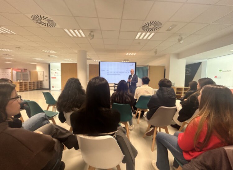 EconomiaUsal's tweet photo. 🔝No había mejor forma de cerrar el #VIICicloDeContactoEmpresarial de @EconomiaUsal, con el #brindis 🍻 de @RaizCuadrada_ . Gracias #Isra por ser un auténtico ejemplo de #Innovacion y #tradiccion👏🏻
🔝Además, un año + hemos tenido la gran 🍀 de #visitar el @pcusal. Graciassss💡🔬 https://t.co/cb7UIeGPWY