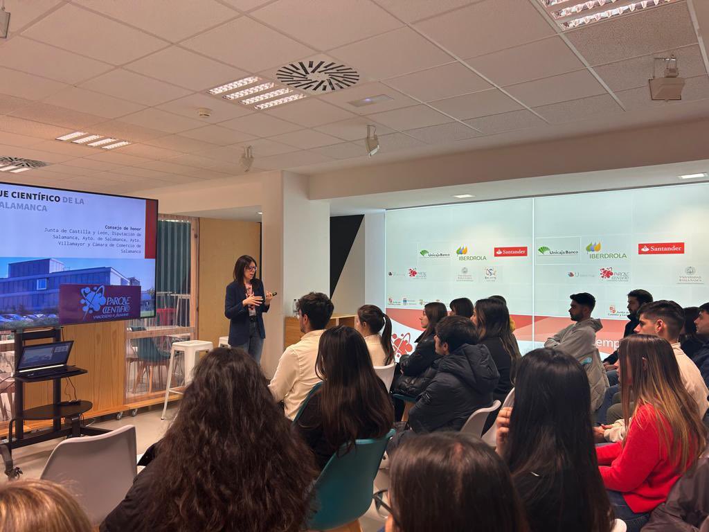 EconomiaUsal's tweet photo. 🔝No había mejor forma de cerrar el #VIICicloDeContactoEmpresarial de @EconomiaUsal, con el #brindis 🍻 de @RaizCuadrada_ . Gracias #Isra por ser un auténtico ejemplo de #Innovacion y #tradiccion👏🏻
🔝Además, un año + hemos tenido la gran 🍀 de #visitar el @pcusal. Graciassss💡🔬 https://t.co/cb7UIeGPWY