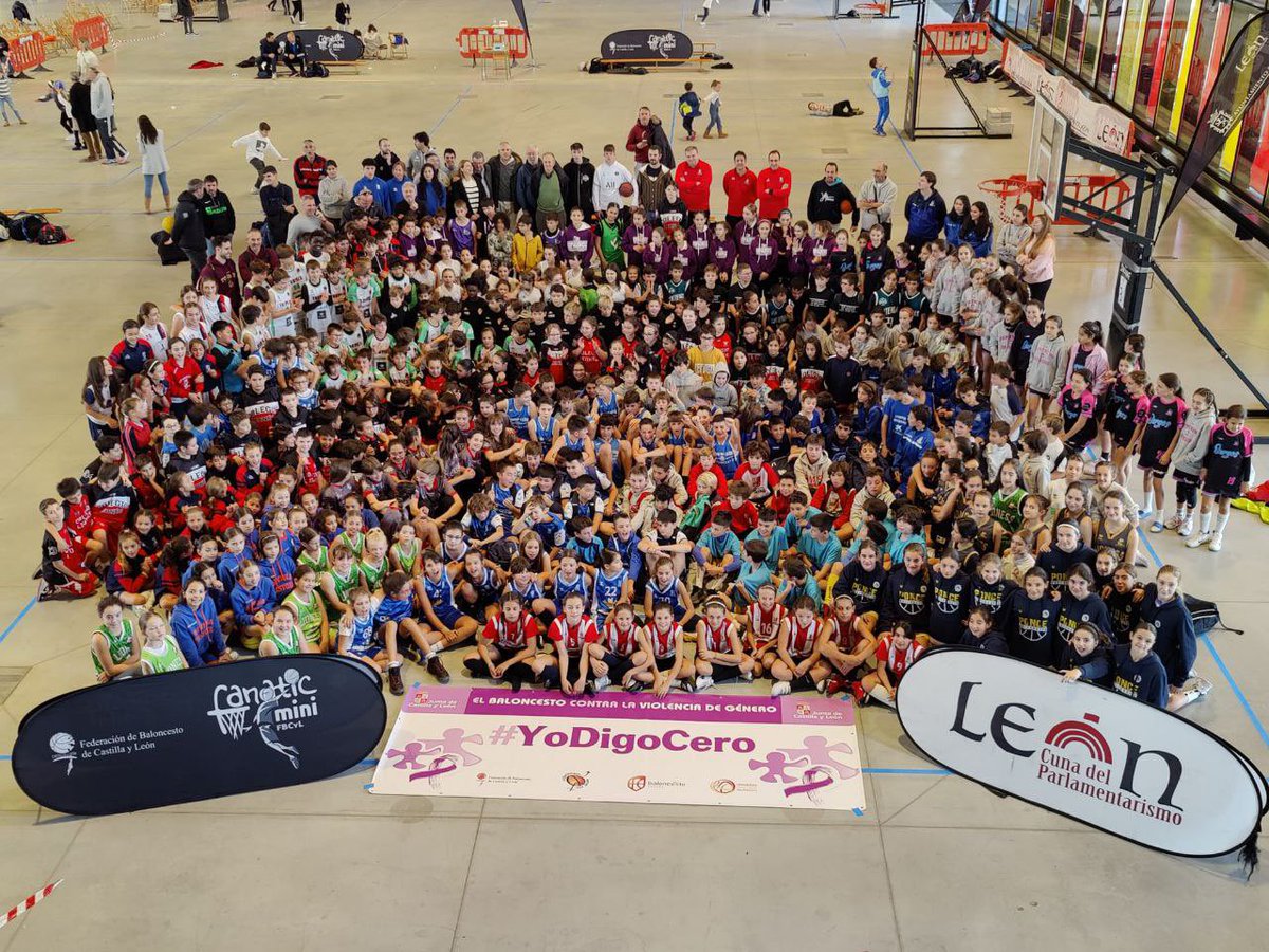 Foto de familia del Fanatic Mini que ha reunido este fin de semana en el Palacio de Exposiciones de #LeónEsp a 400 niños y niñas jugando a baloncesto 🏀. 

Un torneo organizado por Federación de Baloncesto de Castilla y León (<a href="/FBCyL/">FBCyL</a>) con la colaboración del Ayuntamiento de León.