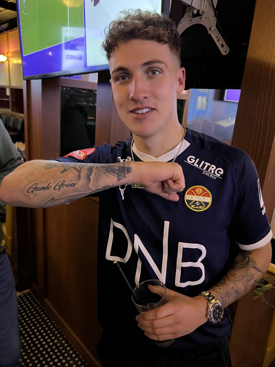 Fra Wales til Trondheim. Strømsgodset stopper ikke han!

Rolig tatovering også. For en mann!
